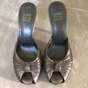 Metallic peep toe pumps